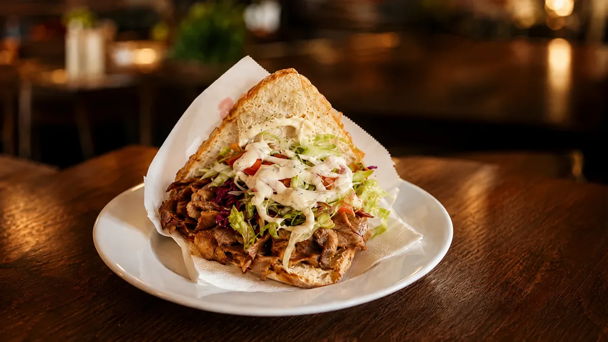 Döner im Brot mit Salat und Sauce
